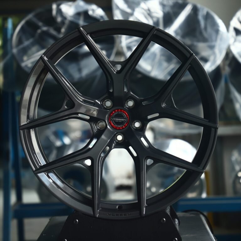 Кованые диски на Tesla Model 3 — Кованый диск — 5 Y-образных спиц, в стиле Vossen, глянцевый чёрный