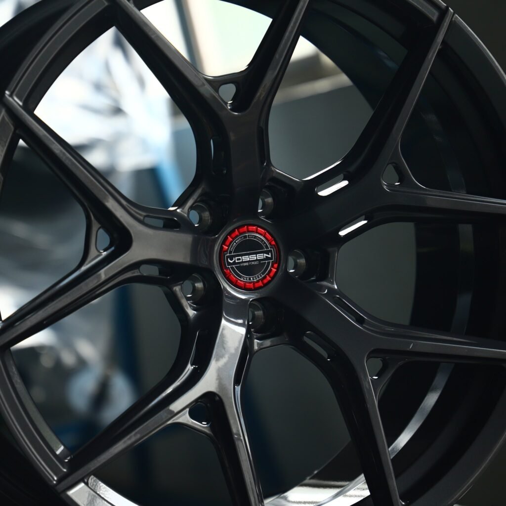 Ford Mustang S550 wheels – Gloss Black 5 Y-Spoke (Vossen HF-5-Style), lip and barrel detail