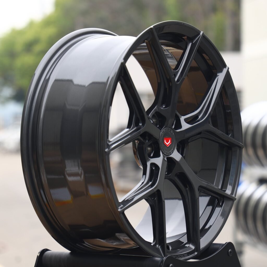 Ford Mustang S550 wheels – Gunmetal 5 Y-Spoke (Vossen HF-5-Style), lip and barrel detail