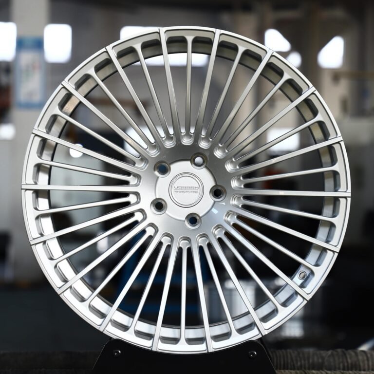 Кованые диски на Tesla Model Y — Кованый диск многоспицевый, в стиле Vossen, серебристый