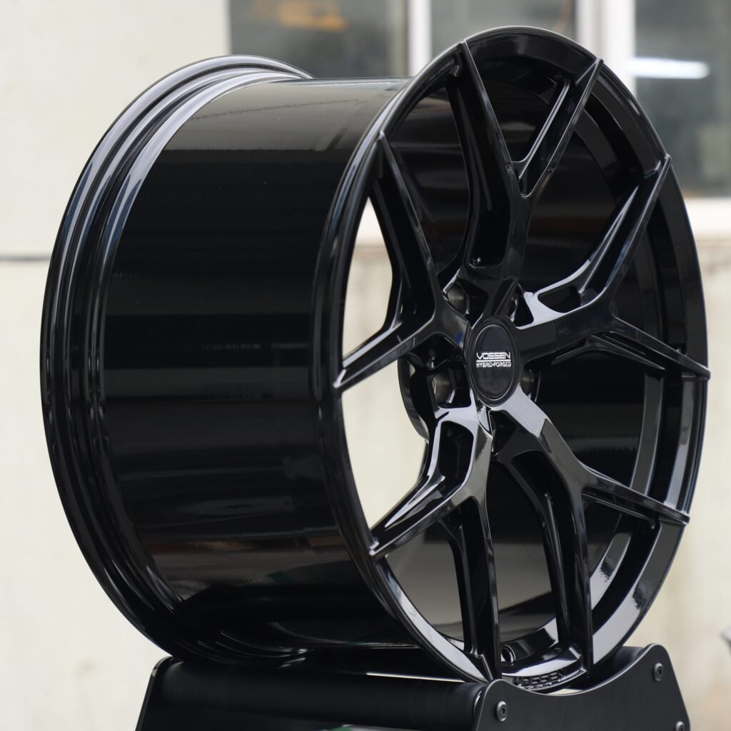 Ford Mustang S550 wheels – Side-Milled Silver 5 Y-Spoke (Vossen HF-5-Style), lip and barrel detail