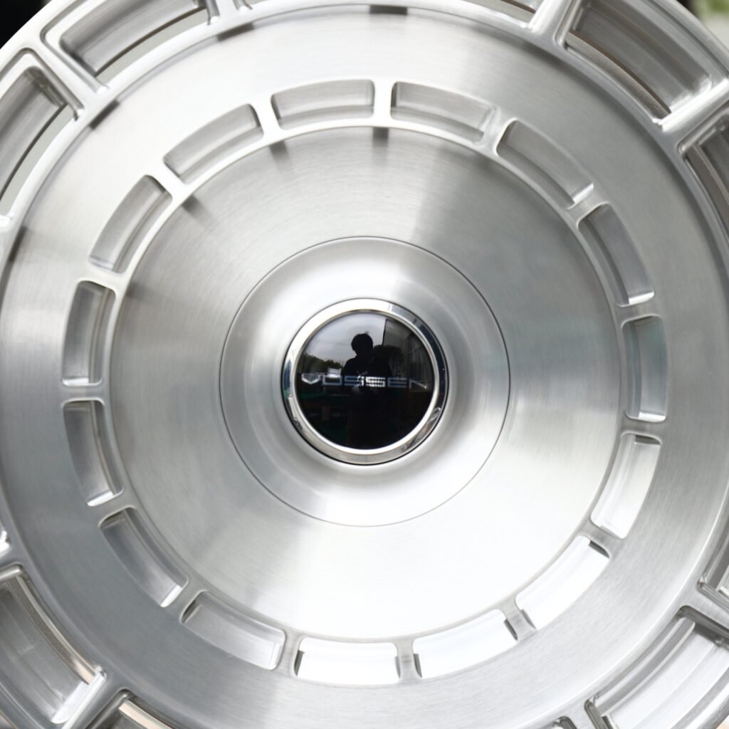 Audi Q7 wheels – Brushed Silver Slotted Full-Face (Vossen-Style), lip and barrel detail
