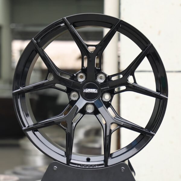 Vossen-Style Gloss Black 5 Split-Spoke Forged Wheels – Tesla Model 3 / Tesla Model Y, front view