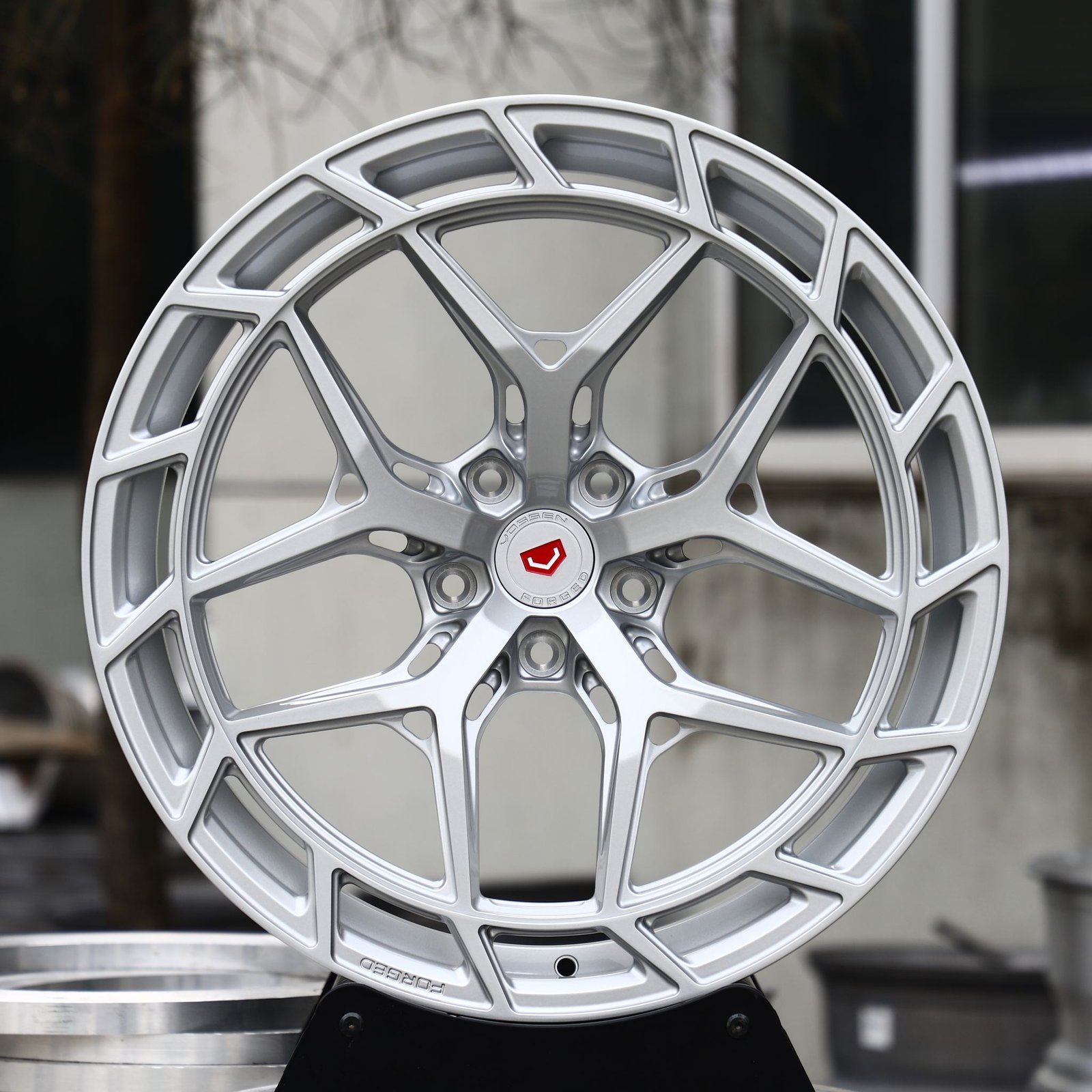 Porsche 911 wheels – Matte Silver Directional Mesh (Vossen-Style), front view