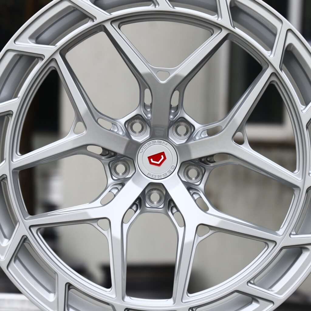 BMW M4 F82 wheels – Matte Silver Directional Mesh (Vossen-Style), lip and barrel detail
