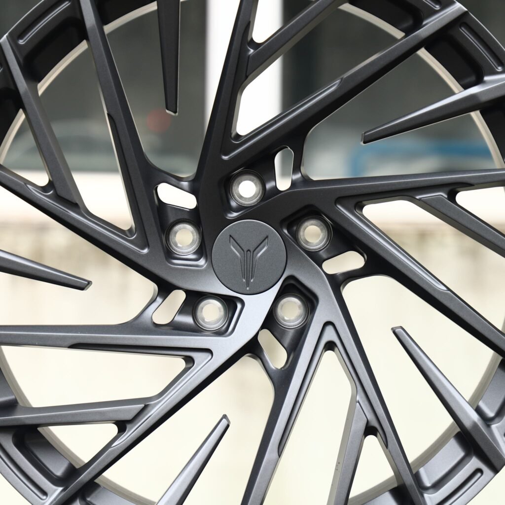 Voyah Free wheels – Gunmetal Directional Multi-Spoke (Voyah OEM-Style), lip and barrel detail