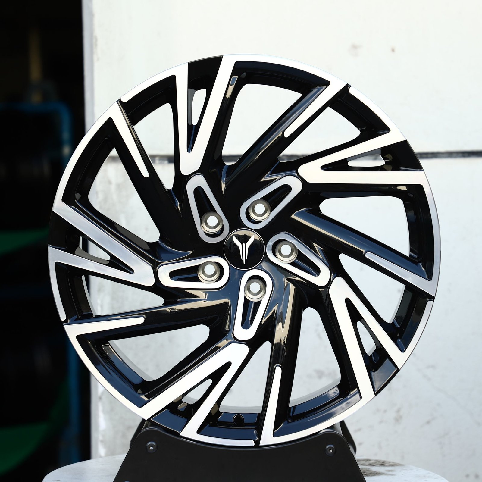 NIO ET7 wheels – Gloss Black Directional Machined Face, front view