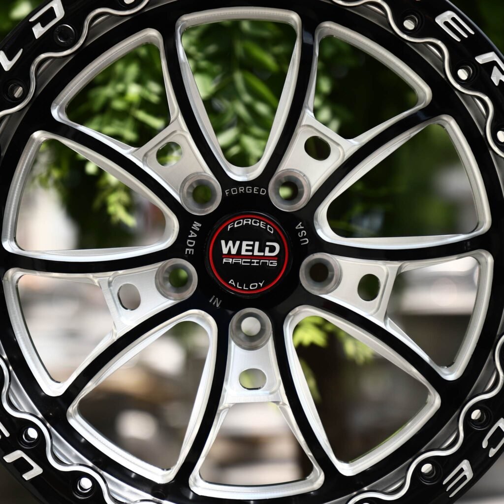 Dodge Charger wheels – Gloss Black Machined 10-Spoke Beadlock (Weld Racing-Style), lip and barrel detail