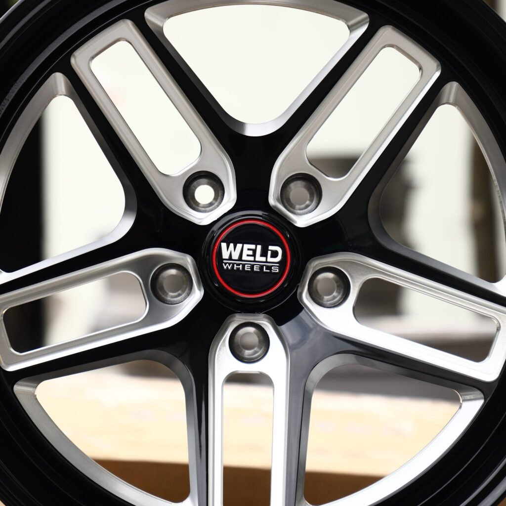 Dodge Charger wheels – Gloss Black / Machined 5 Split-Spoke Beadlock (Weld Racing-Style), lip and barrel detail
