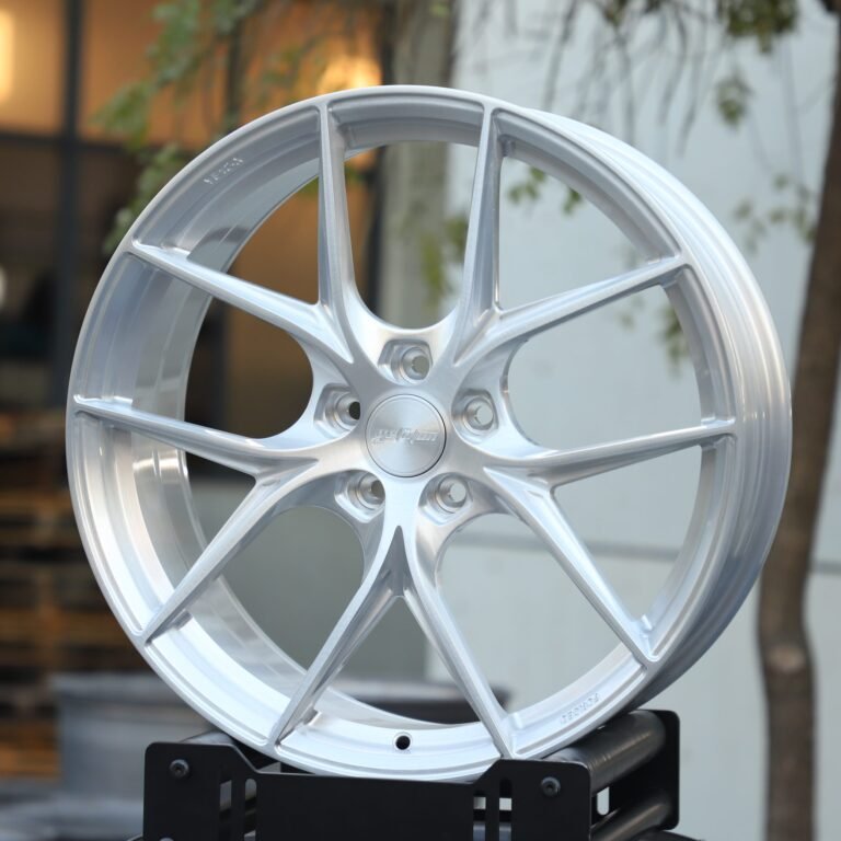 Audi RS3 wheels – WF Brushed Silver 5 Y-Spoke, front view