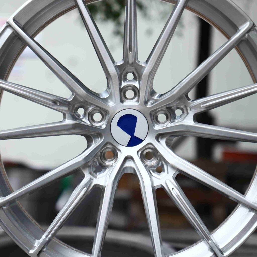 Audi A4 B9 wheels – Brushed Silver 5 W-Spoke (WF CF.4-FFR-Style), lip and barrel detail