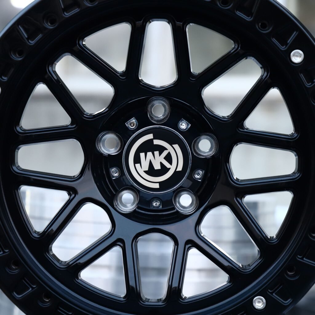 Jeep Gladiator wheels – Gloss Black Mesh Beadlock (WK-Style), lip and barrel detail