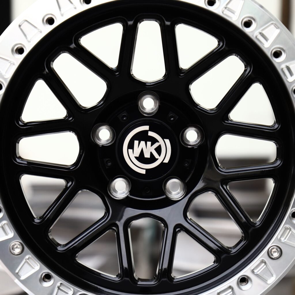 Jeep Gladiator wheels – Gloss Black / Polished Mesh Beadlock (WK-Style), lip and barrel detail