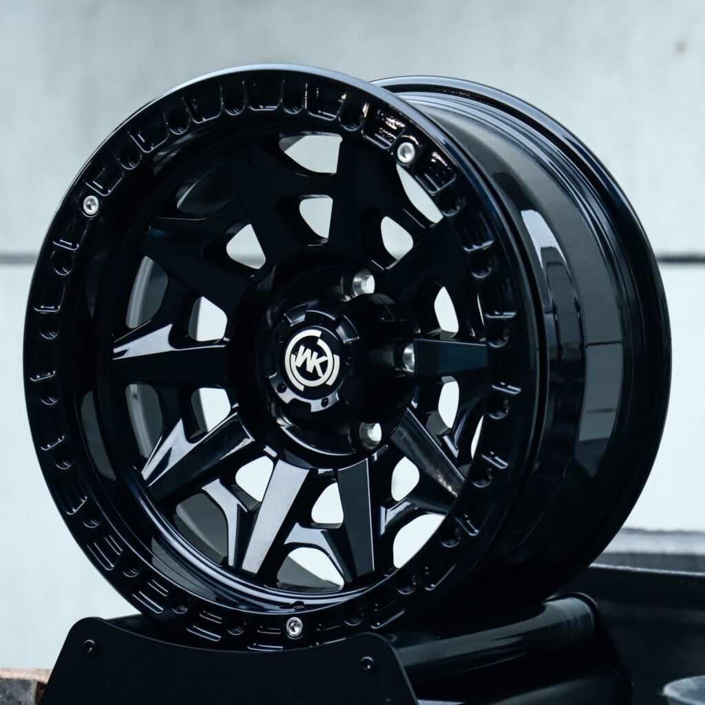 Toyota Land Cruiser wheels – Gloss Black Split-Spoke Bolt-Ring (WK-Style), angled view