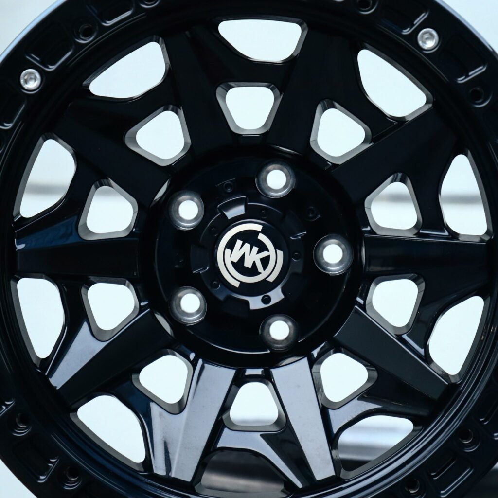 Jeep Gladiator wheels – Gloss Black Split-Spoke Bolt-Ring (WK-Style), lip and barrel detail