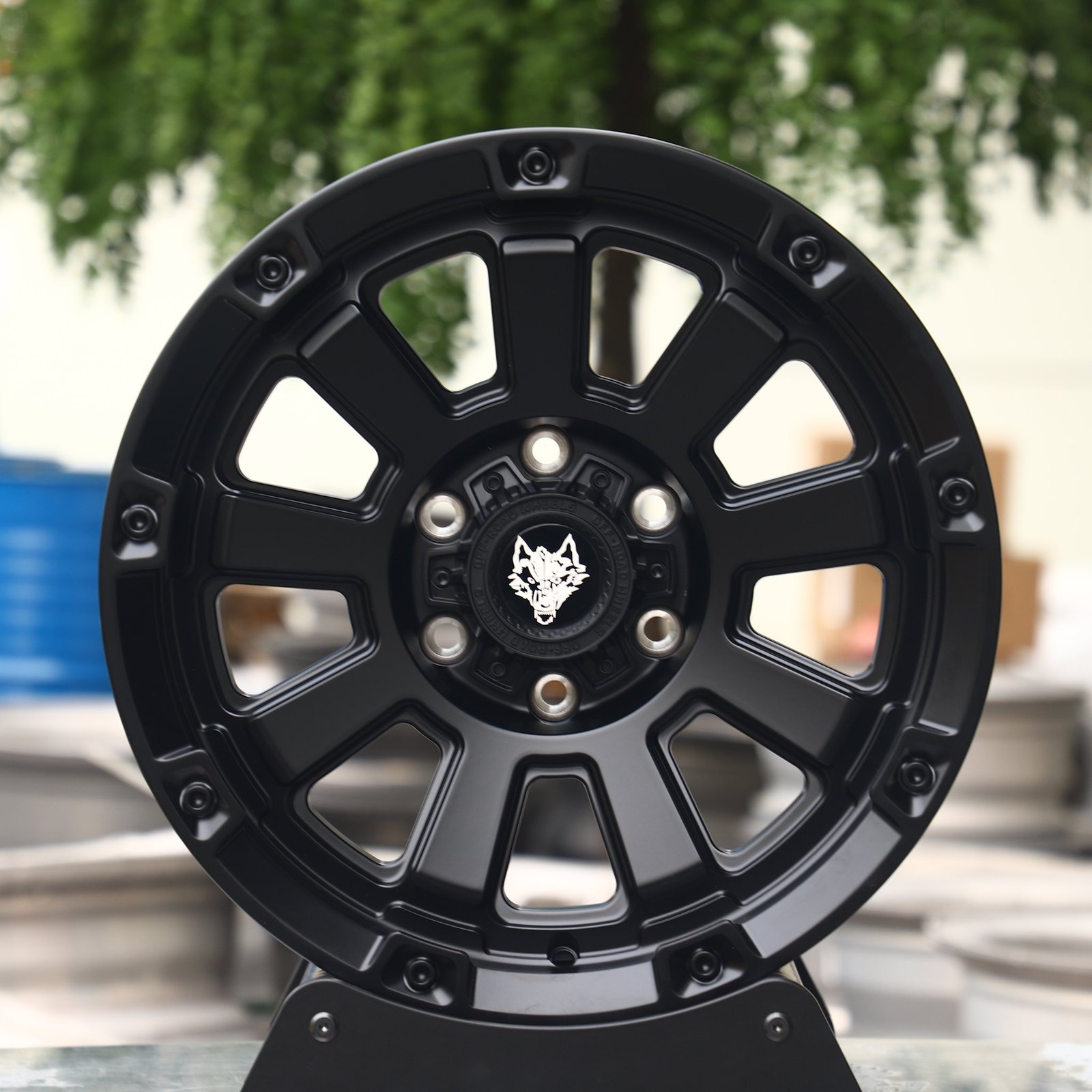 Toyota 4Runner wheels – Wolf Gloss Black Exposed Bolt Detail, front view