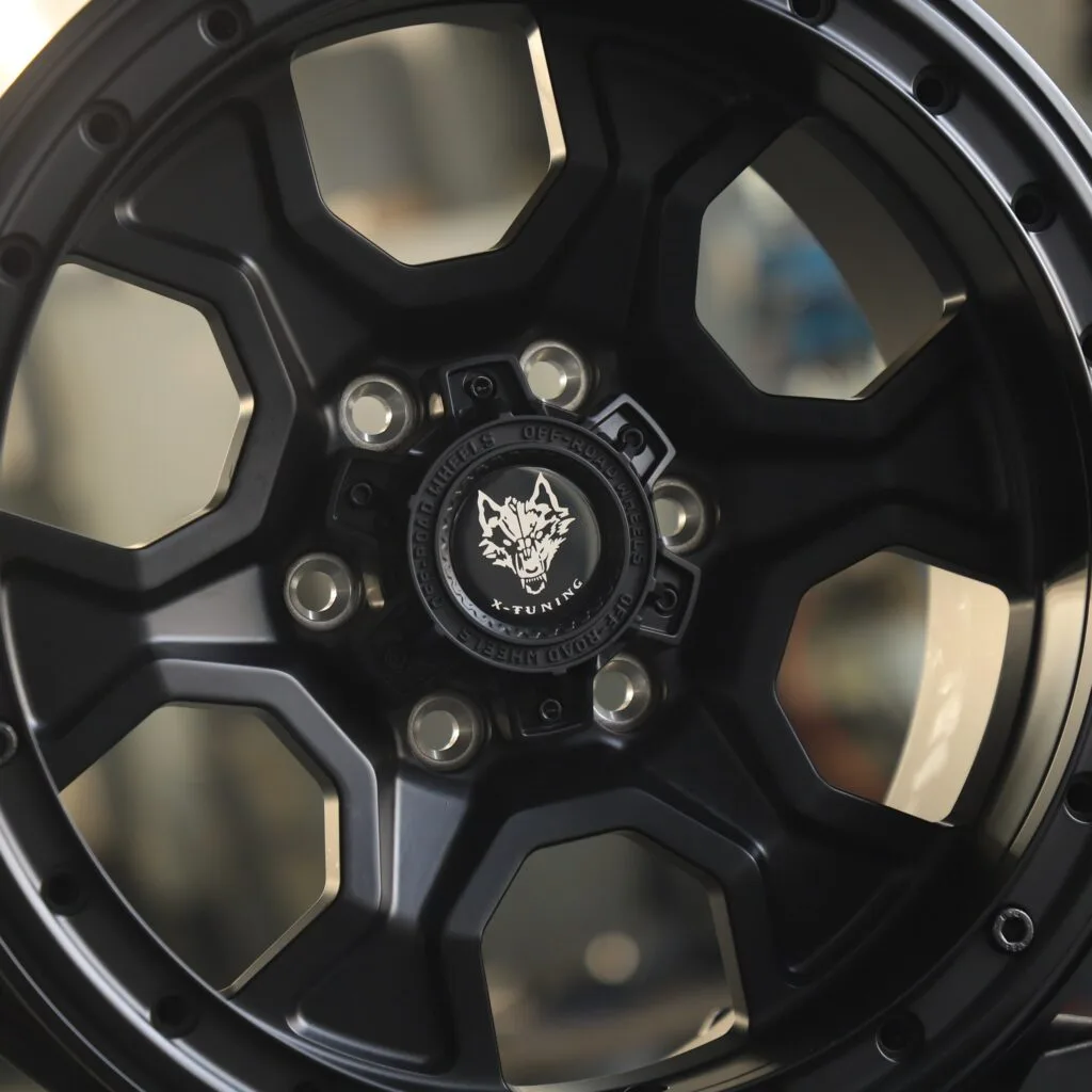 Chevrolet Silverado 1500 wheels – Wolf Matte Black 6-Spoke Beadlock, lip and barrel detail