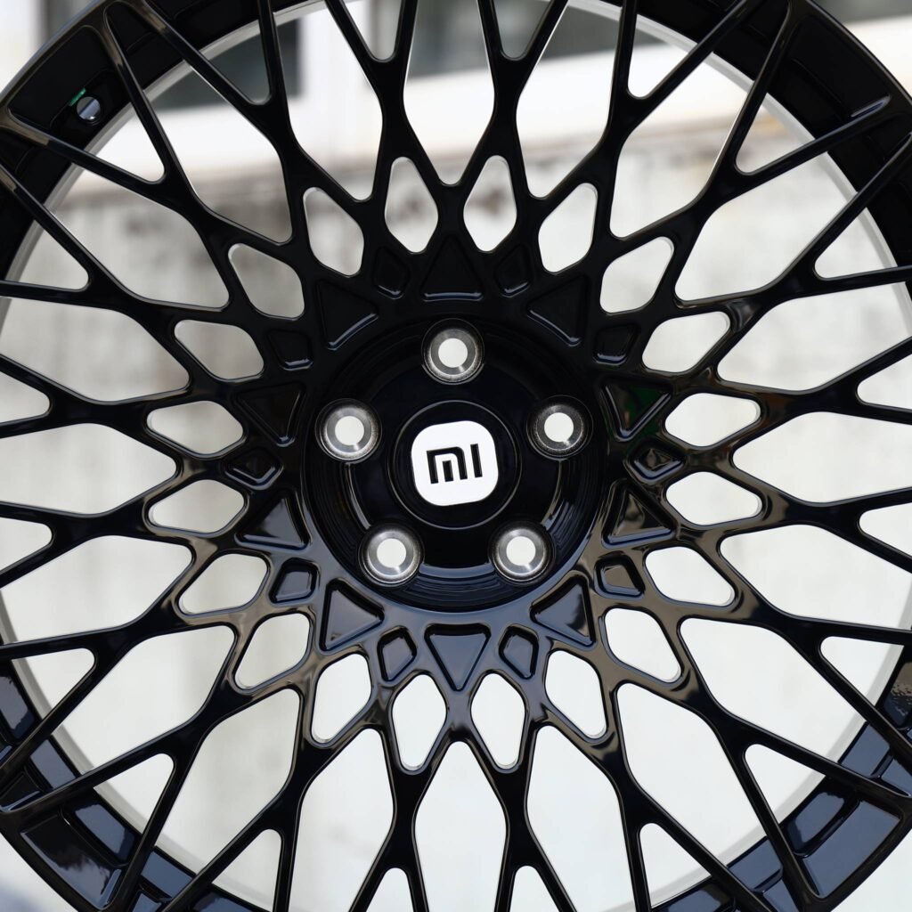 Xiaomi SU7 wheels – Gloss Black Lattice Mesh (Xiaomi OEM-Style), angled view