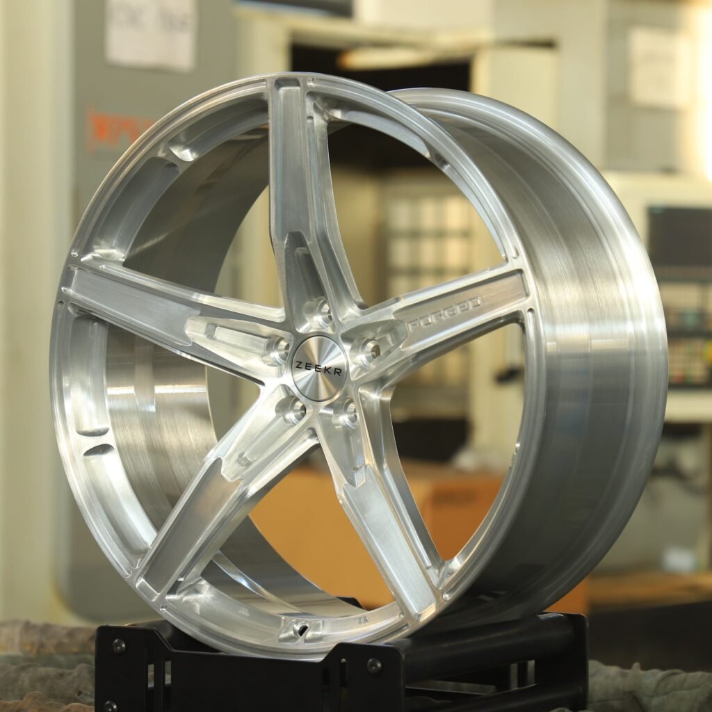 Zeekr 009 wheels – Brushed Silver 5-Spoke, angled view