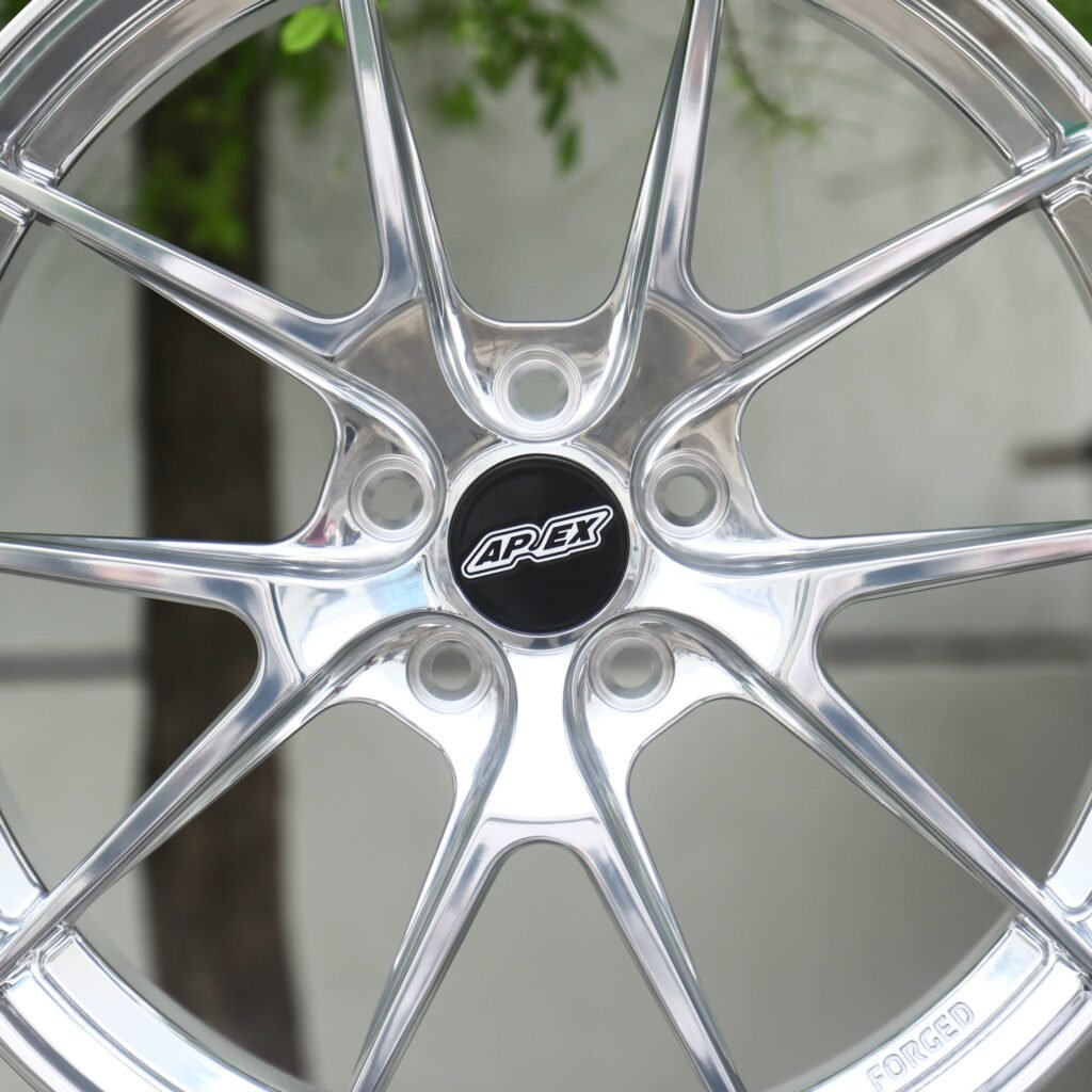 Lamborghini Urus wheels – Polished 10-Spoke (APEX-Style), lip and barrel detail