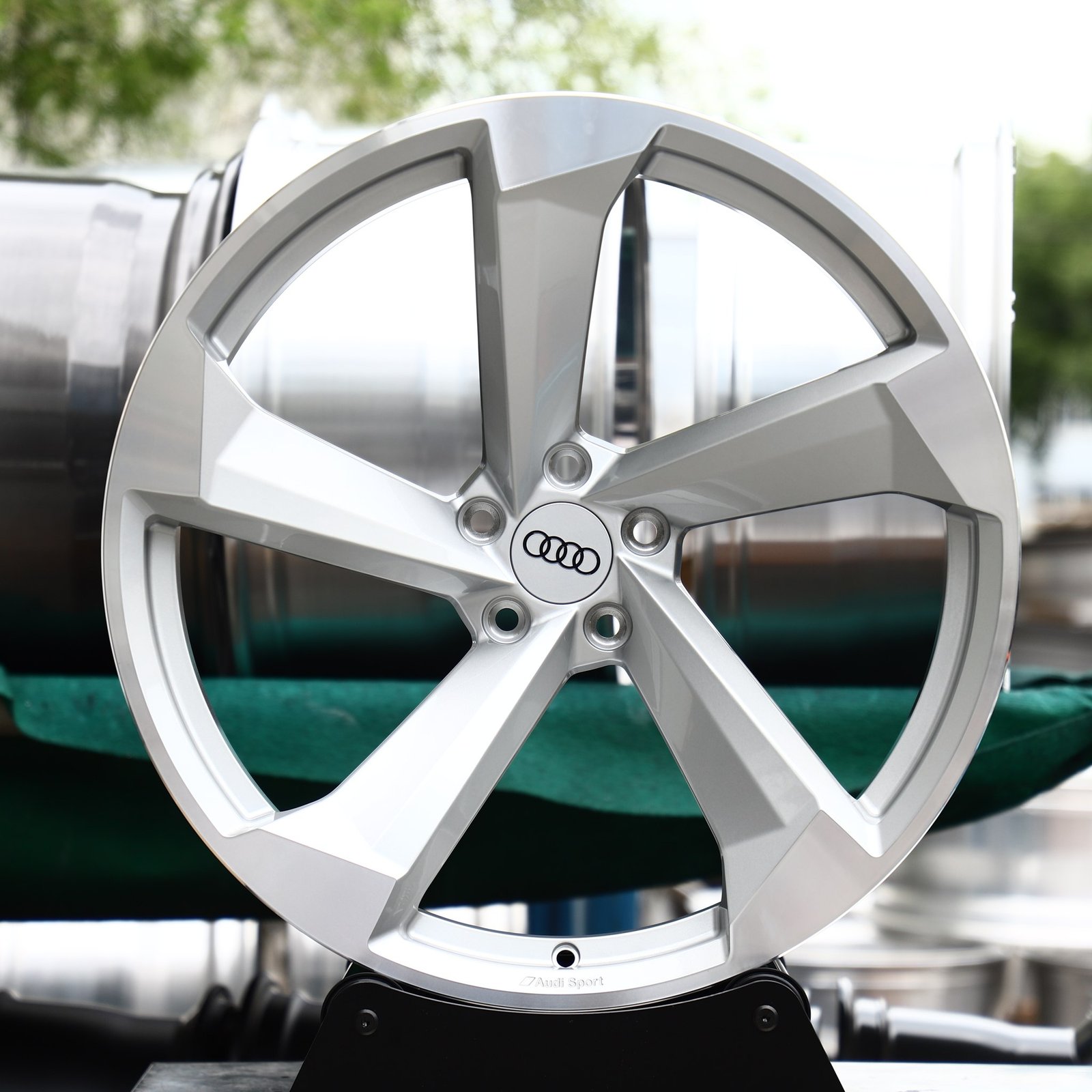 Audi A4 wheels – Bright Silver 5-Spoke Rotor Machined (Audi OEM-Style), front view