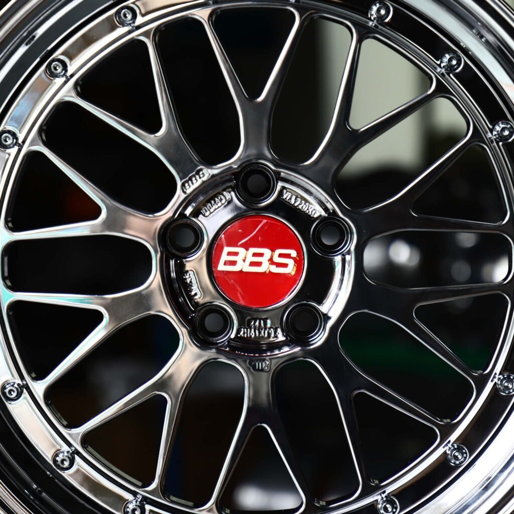 Audi A4 B9 wheels – 2-Piece Black Chrome Mesh Red Cap Polished Lip (BBS-Style), lip and barrel detail