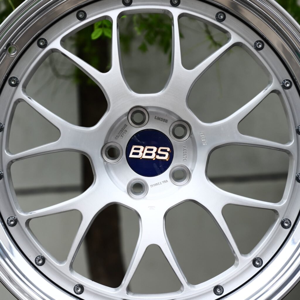 Tesla Model 3 wheels – 2-Piece Silver Y-Spoke Mesh Polished Lip Blue Cap (BBS-Style), lip and barrel detail