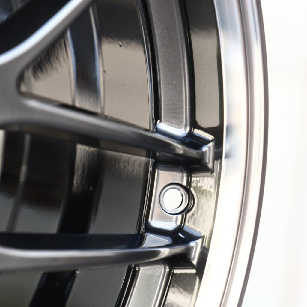 Audi A4 B9 wheels – Metallic Gray Cross-Spoke Mesh Polished Lip (BBS-Style), lip and barrel detail