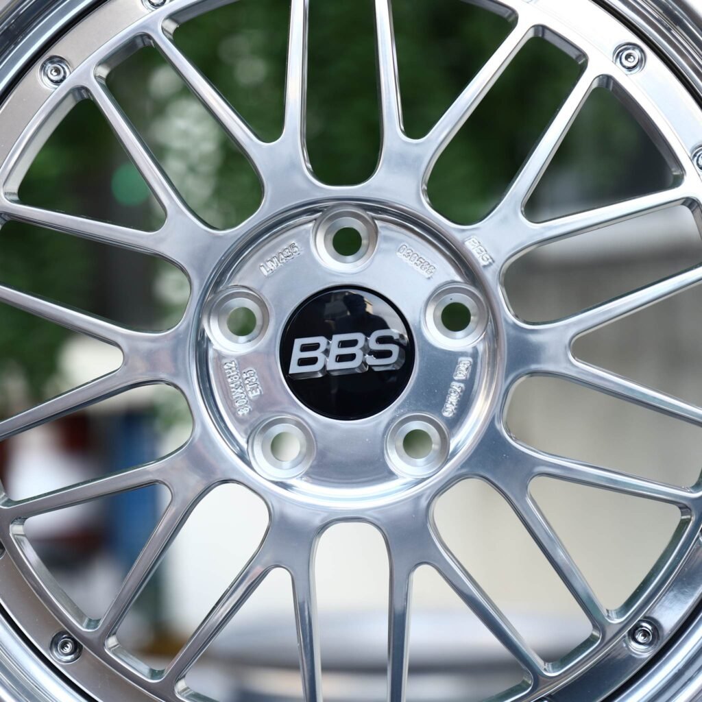 Lamborghini Huracan wheels – Silver LM-Style Cross-Spoke 2-Piece Polished Lip (BBS-Style), lip and barrel detail