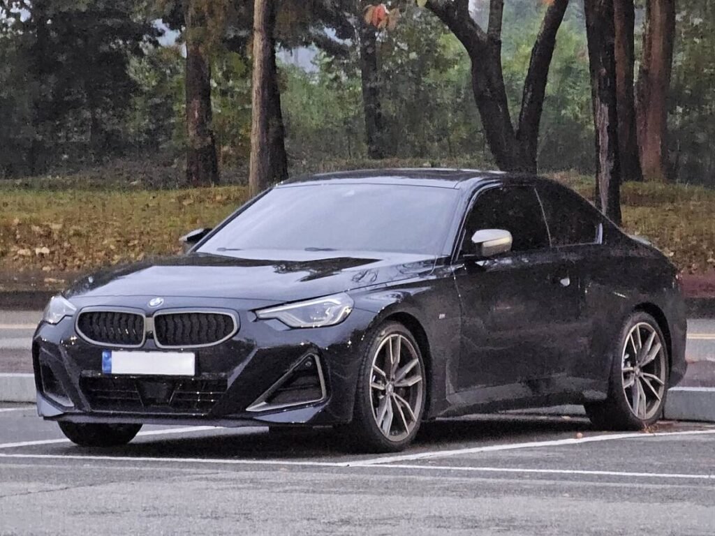 BMW 2 Series wheel specs guide: G42 M240i xDrive coupe on factory alloy wheels, front three-quarter view