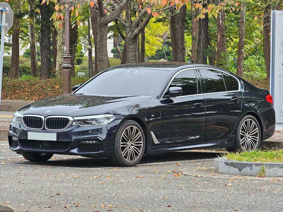 BMW 5 Series G30 530i xDrive M Sport sedan, front three-quarter view