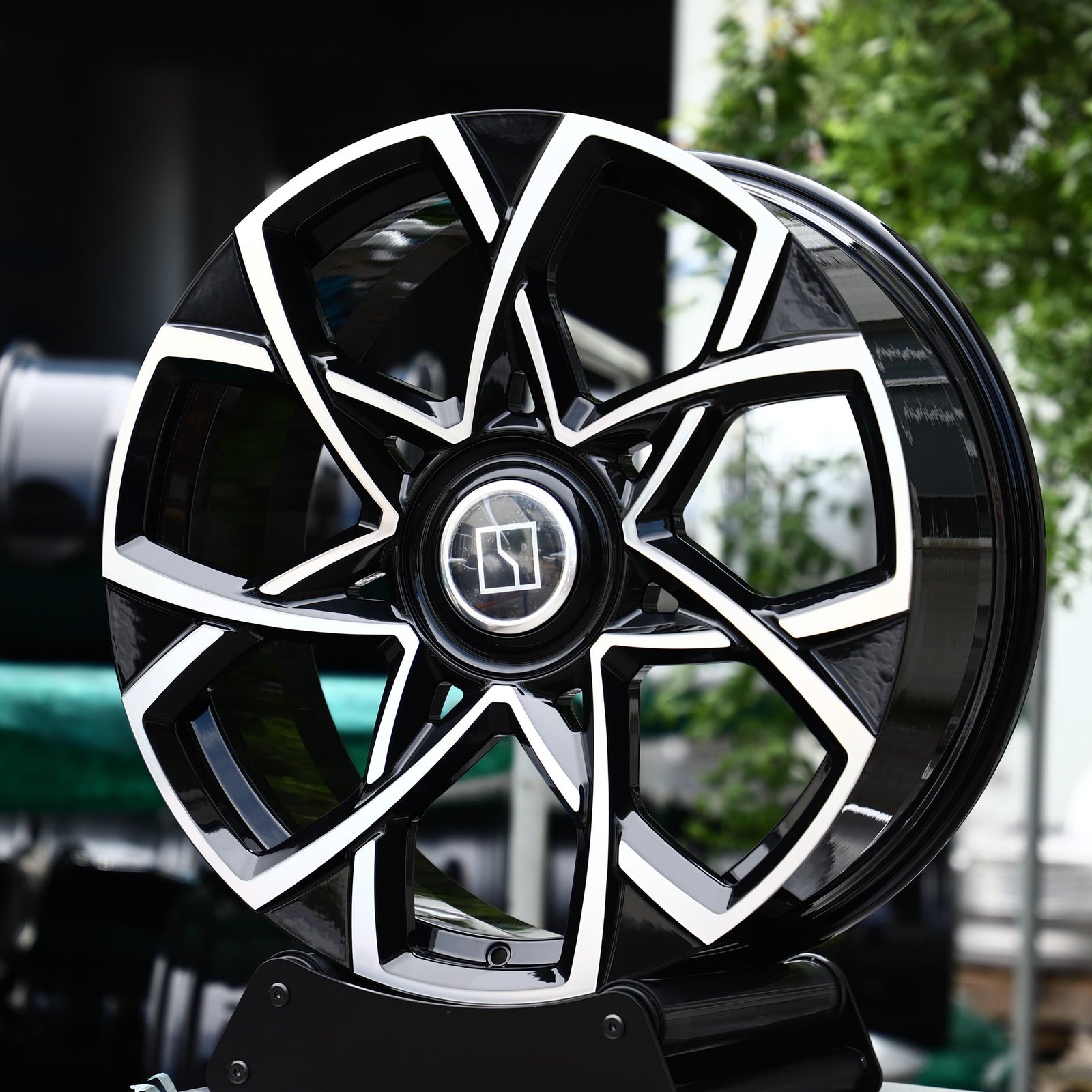 BMW M4 wheels – Gloss Black Machined 5-Petal Directional, front view