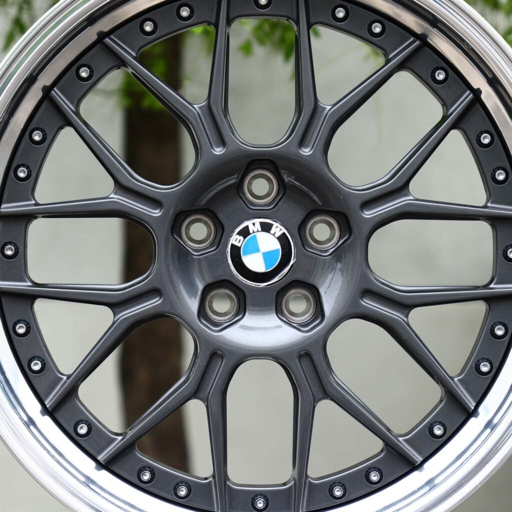 BMW M2 G87 wheels – 2-Piece Gunmetal Mesh Riveted Polished Lip (BMW OEM-Style), lip and barrel detail