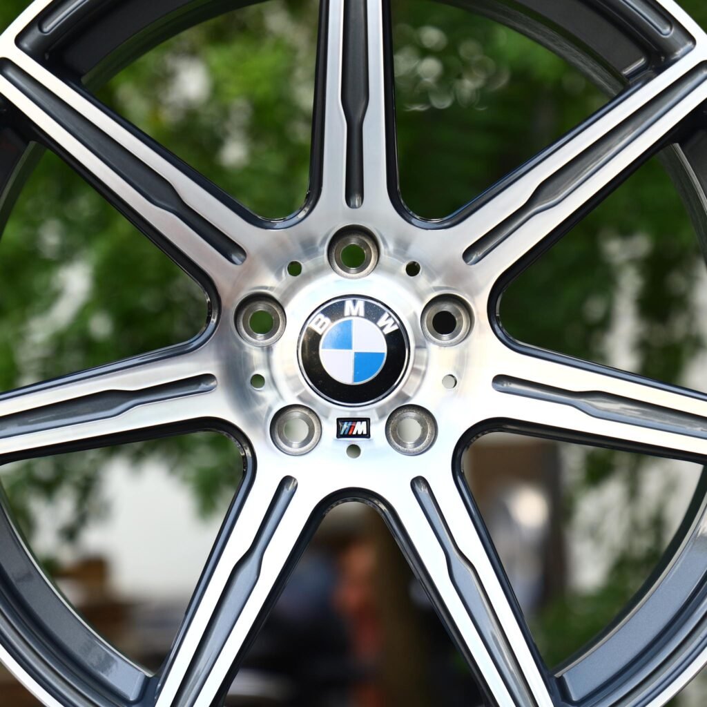 BMW M2 G87 wheels – Gunmetal Machined 7-Spoke (BMW OEM-Style), lip and barrel detail