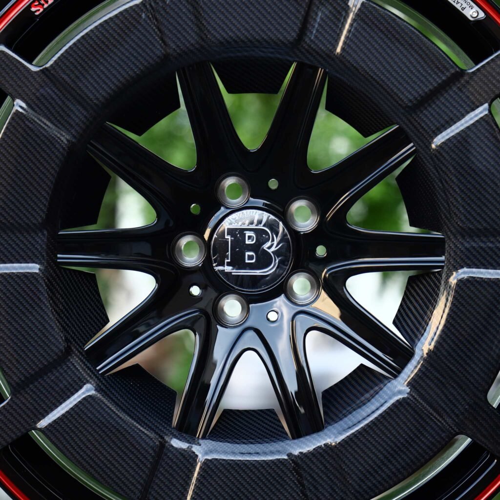 Mercedes-Benz E-Class W213 wheels – Gloss Black Carbon-Ring 10-Spoke Red Pinstripe (Brabus-Style), lip and barrel detail