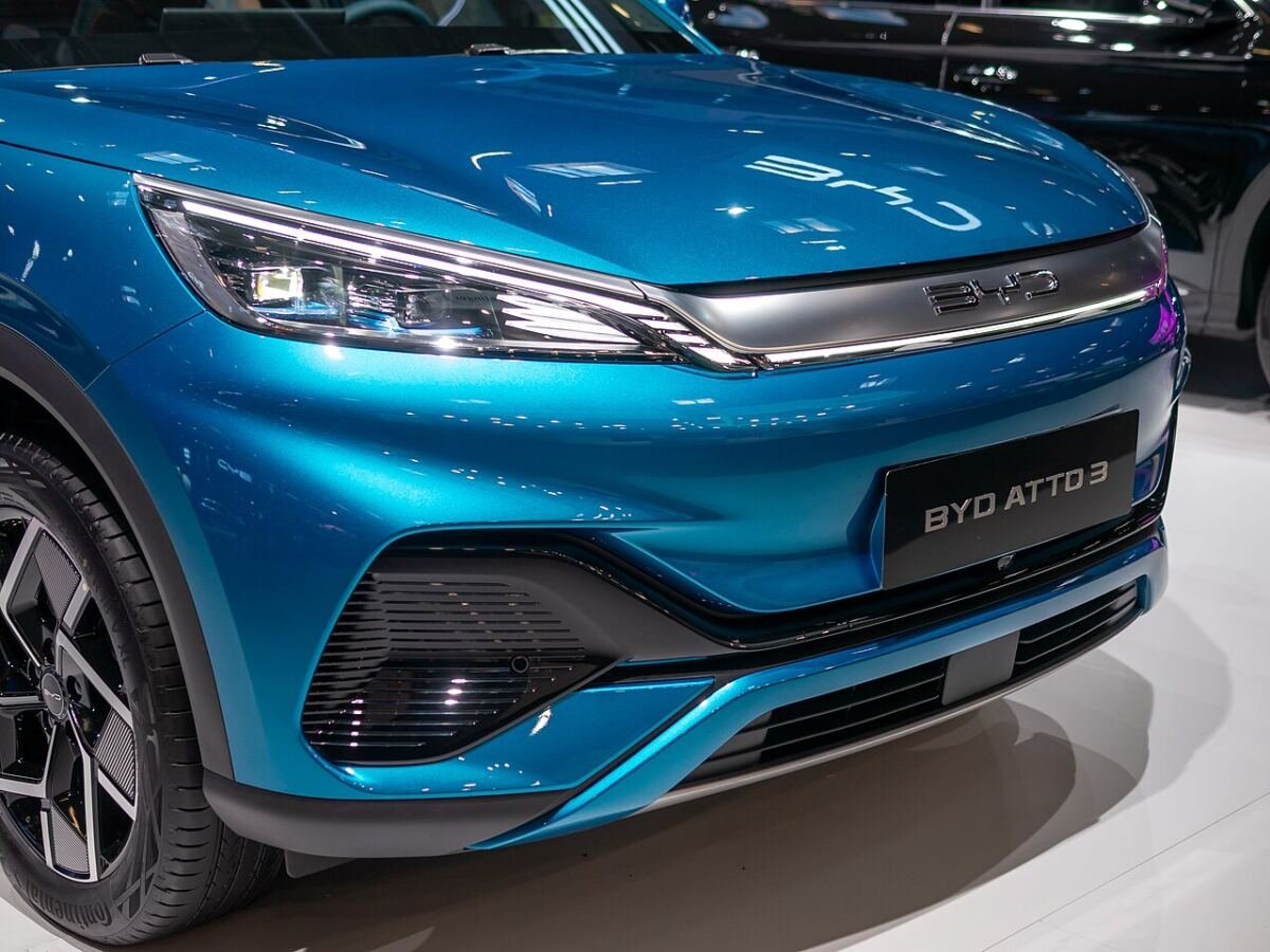 BYD Atto 3 front wheel at a European motor show, 5x114.3 bolt pattern