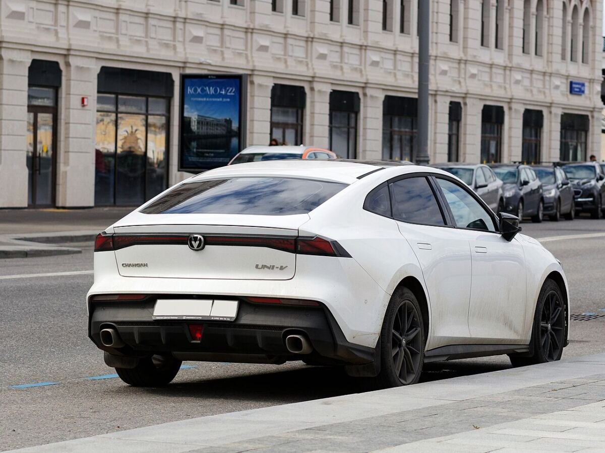 Changan UNI-V сзади на заводских дисках R19