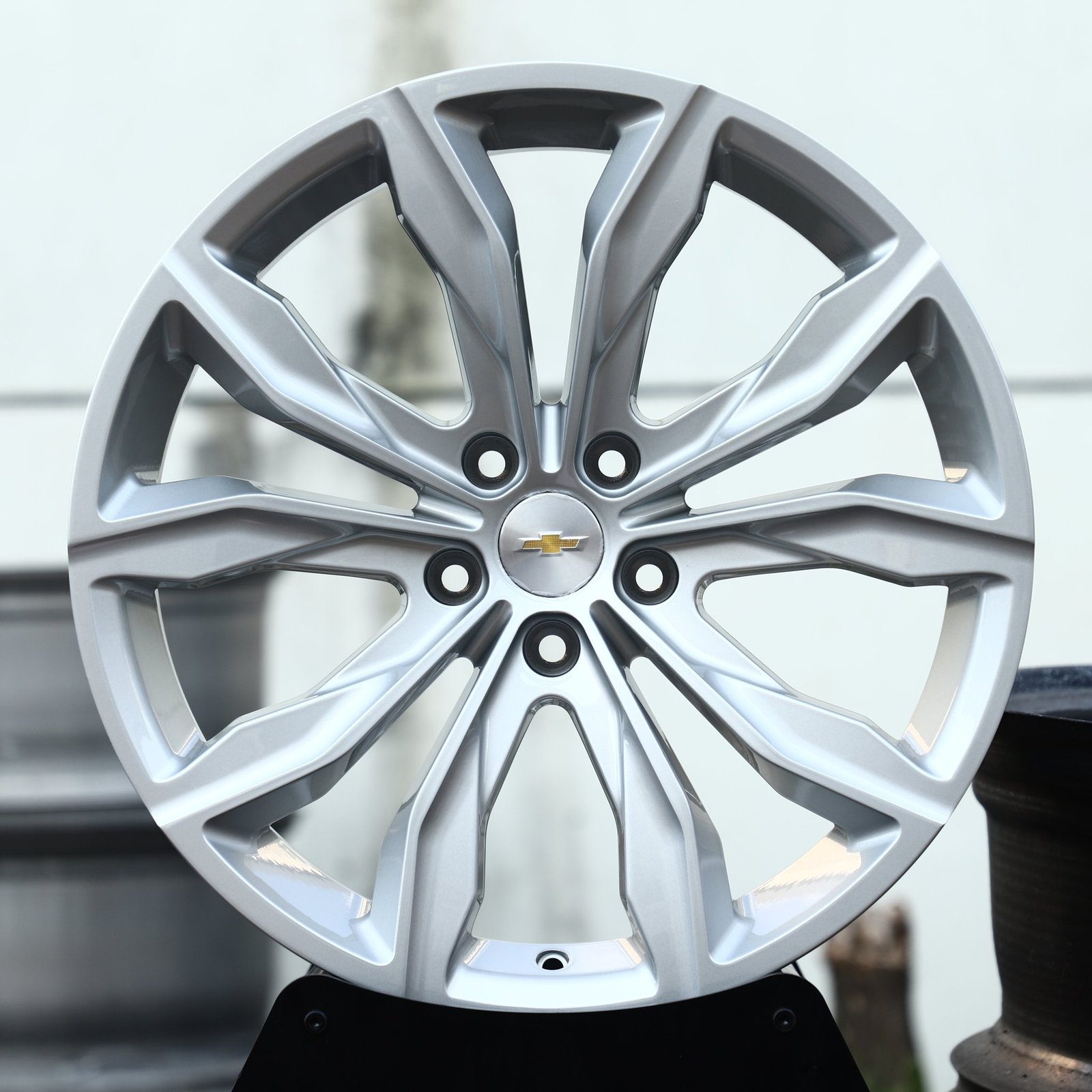 Chevrolet Corvette wheels – Matte Silver 5 Split V-Spoke (Chevrolet OEM-Style), front view