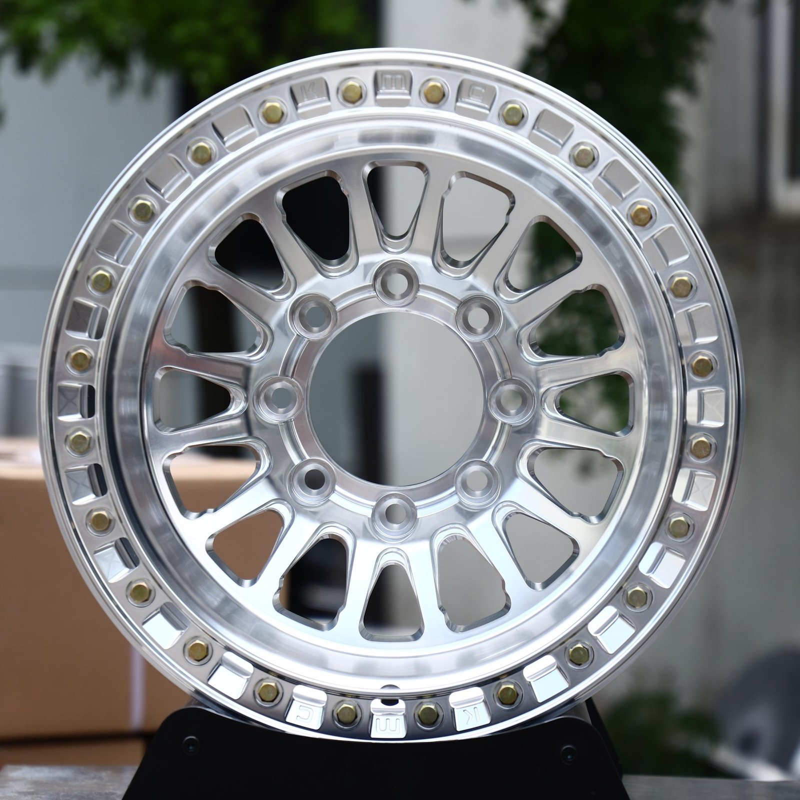 Chevrolet Silverado HD wheels – Machined Silver Multi-Spoke Gold-Bolt Ring, front view