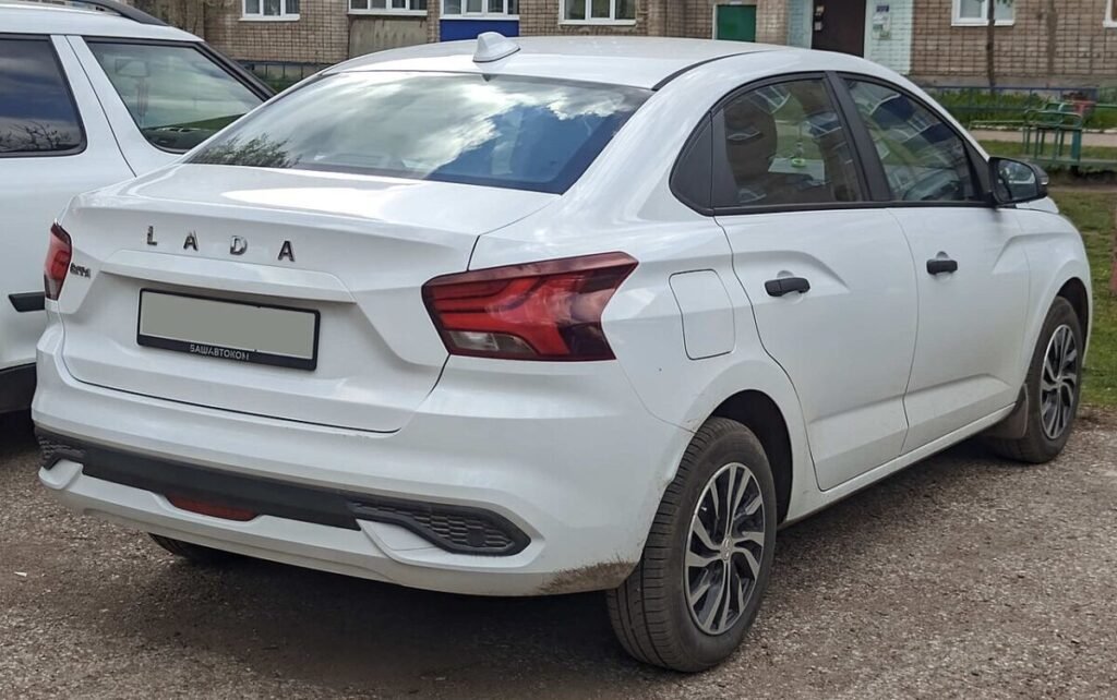 Диски на Lada Iskra: седан на заводских литых дисках