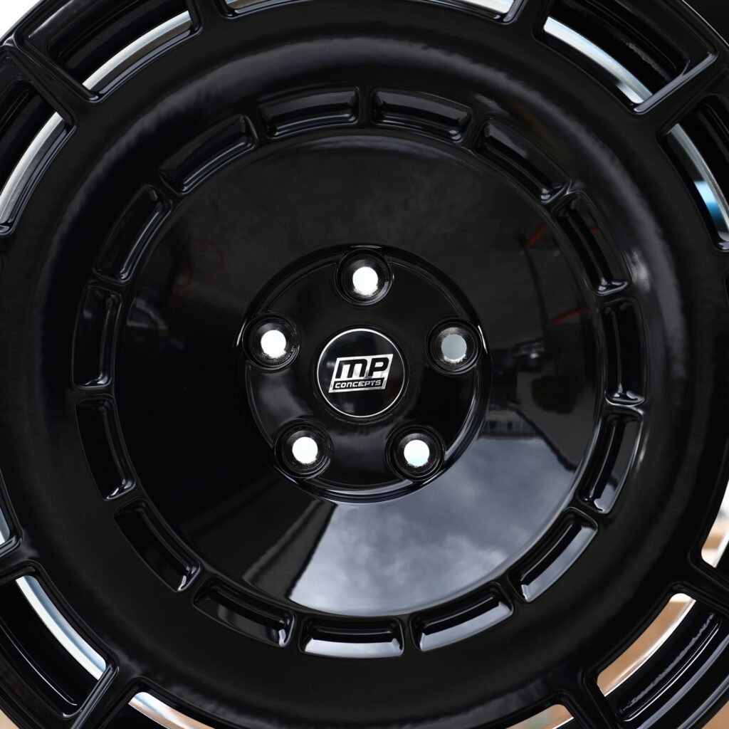 Chrysler 300 wheels – Gloss Black Slotted Turbine Disc, lip and barrel detail