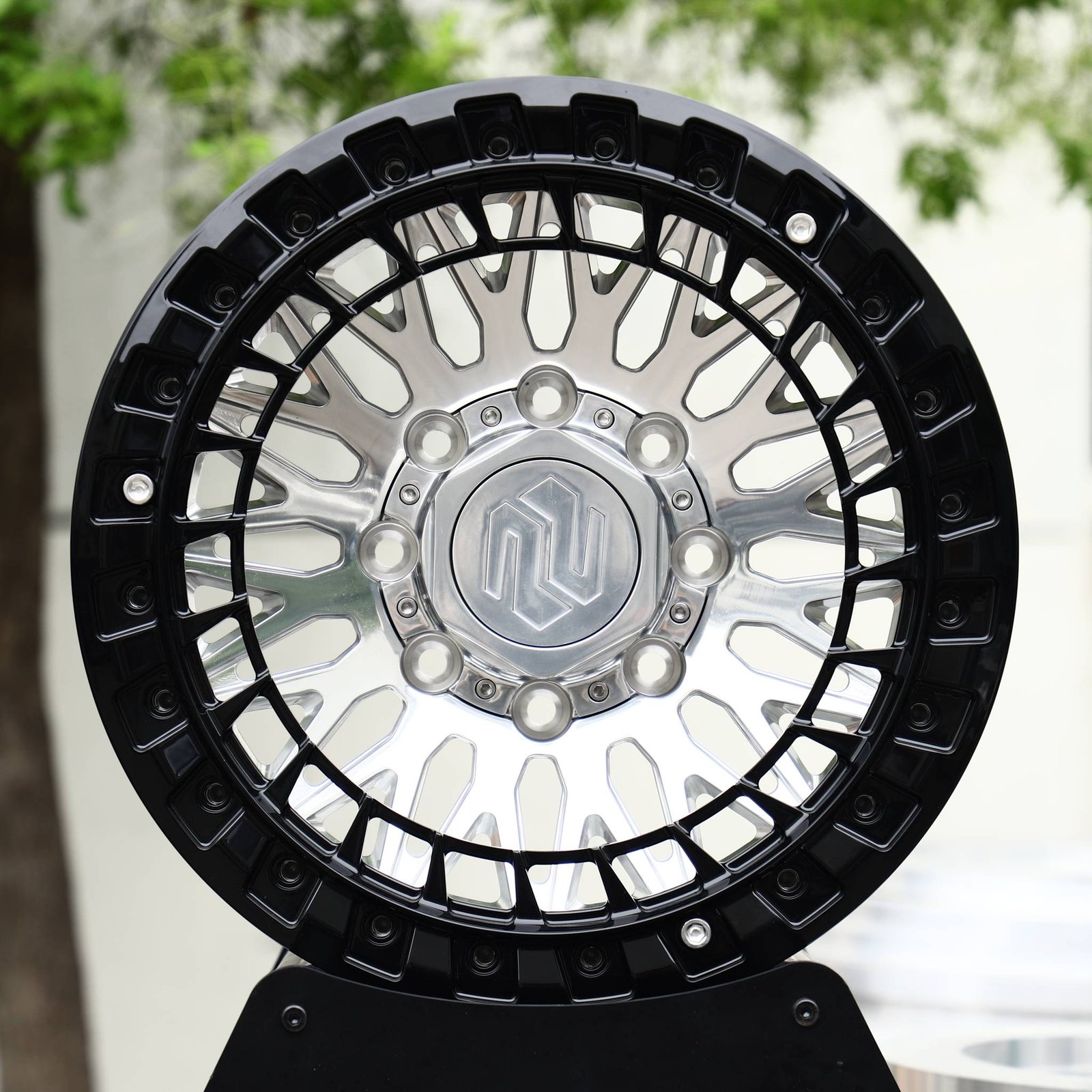 Ford F-250 Super Duty wheels – Black Ring Polished Mesh Hex Cap, front view