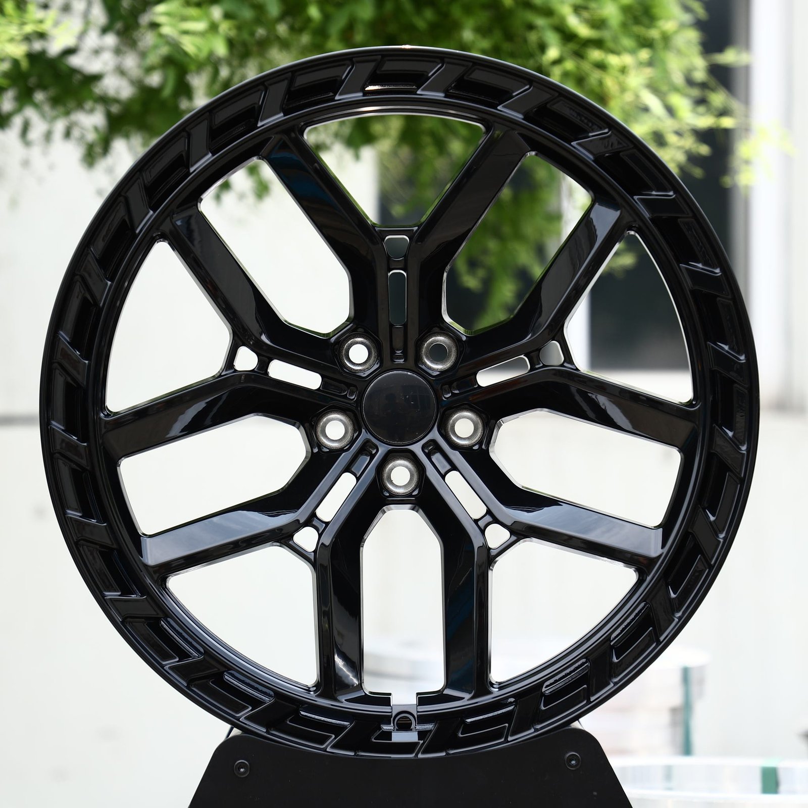 Ford Mustang wheels – Gloss Black 5 Split Y-Spoke Windowed Lip, front view