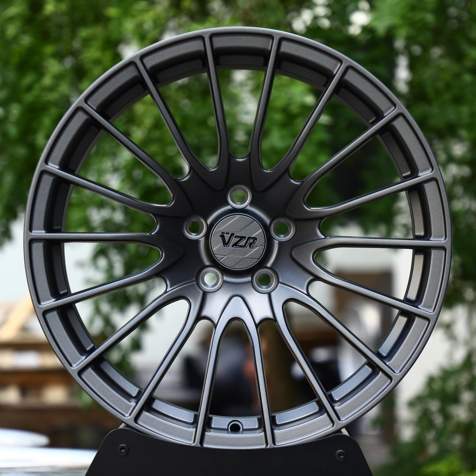 Ford Mustang wheels – Gunmetal 15-Spoke Mesh, front view