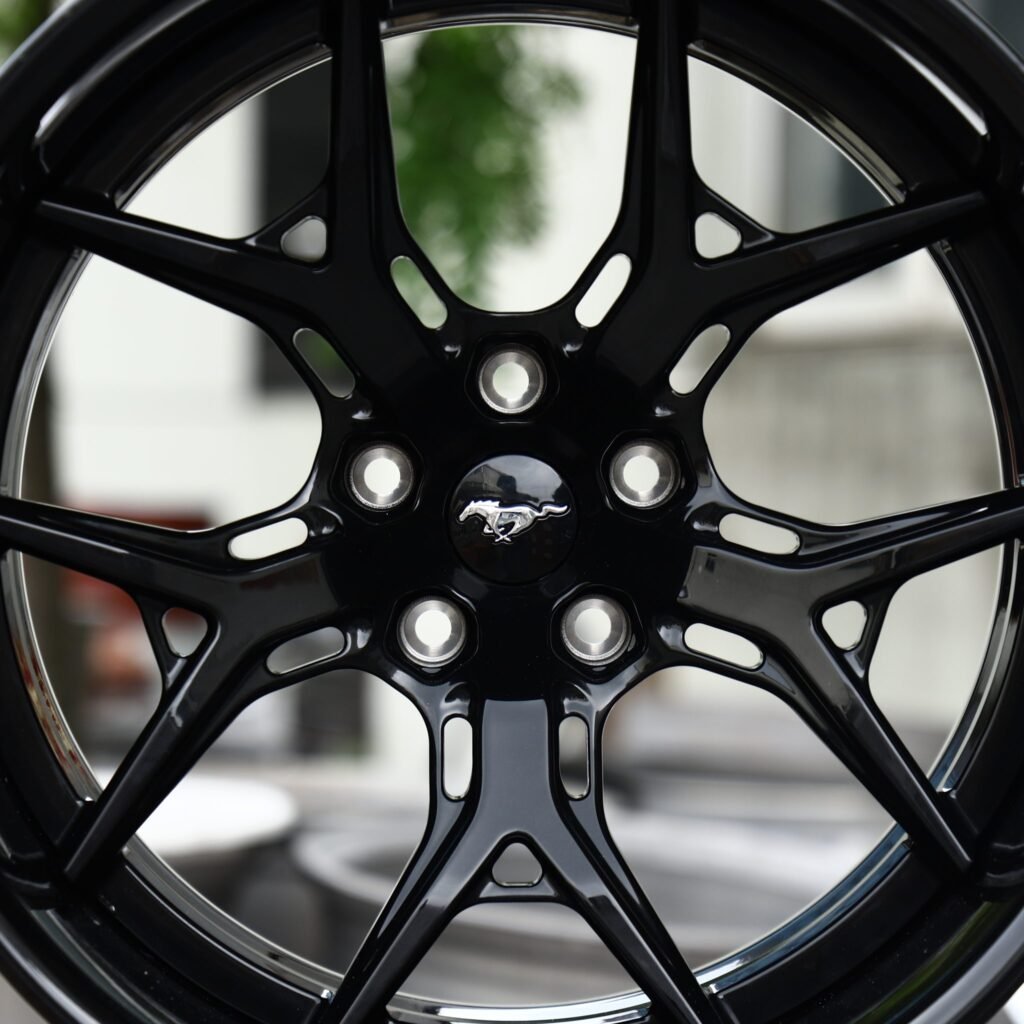 Ford Mustang wheels – Gloss Black 5 Y-Spoke 2-Piece (Ford Mustang OEM-Style), lip and barrel detail