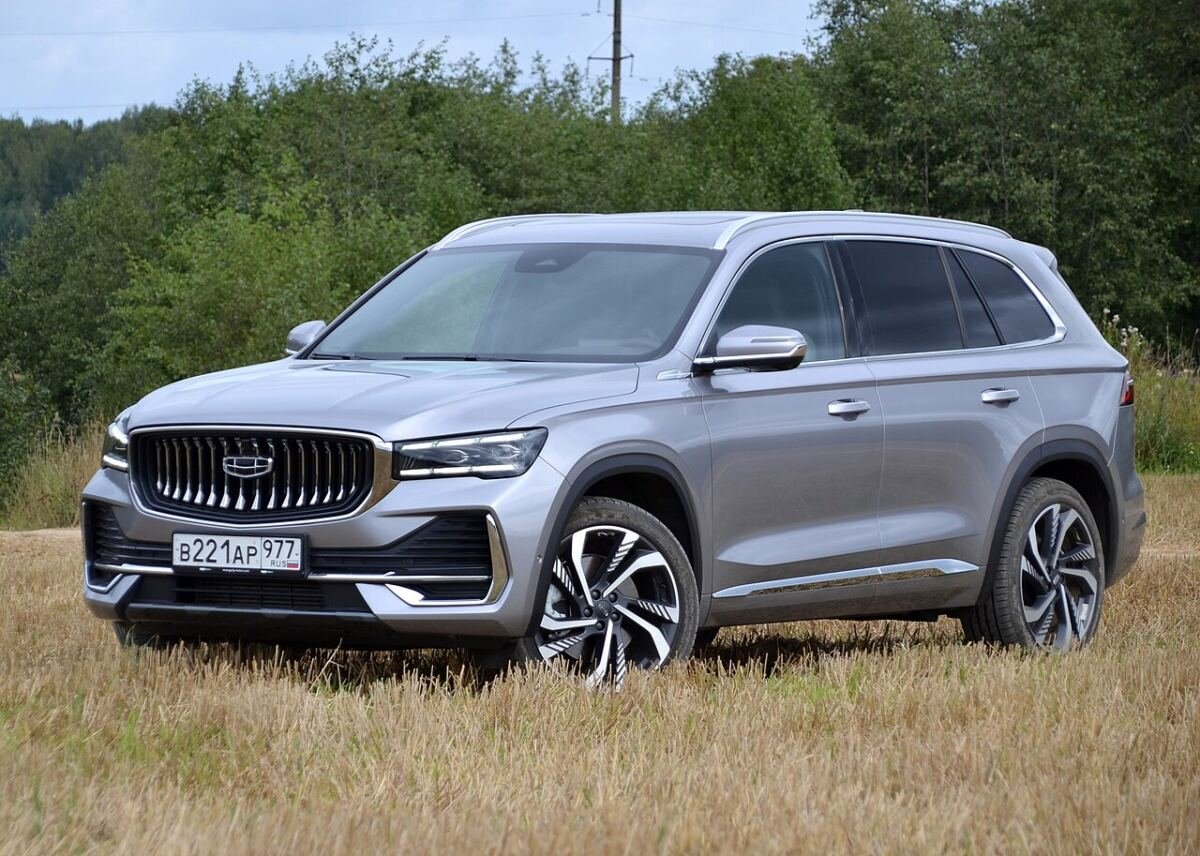 Geely Monjaro SUV side view on factory wheels, 5x108 bolt pattern