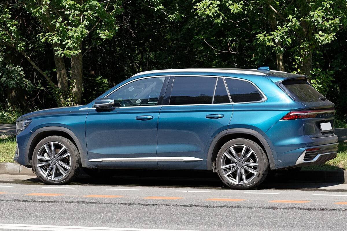 Синий Geely Monjaro сбоку: многоспицевые заводские диски и расстояние до арки