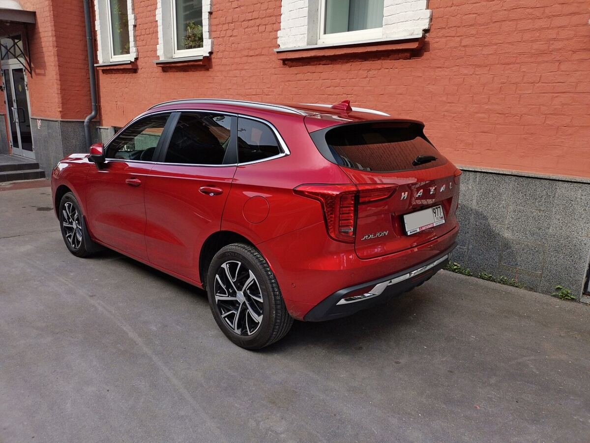 Haval Jolion красного цвета сзади: штатное колесо с литым диском и профилем шины