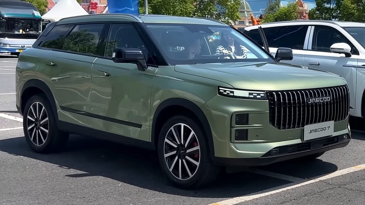 Jaecoo 7 SUV front three-quarter view on factory wheels