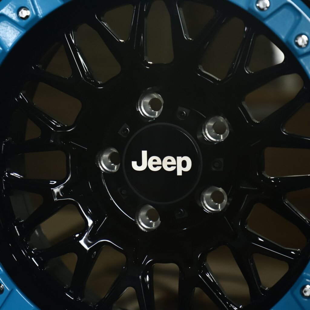 Jeep Gladiator wheels – Gloss Black Mesh Blue Bolted Ring Beadlock (Jeep OEM-Style), lip and barrel detail